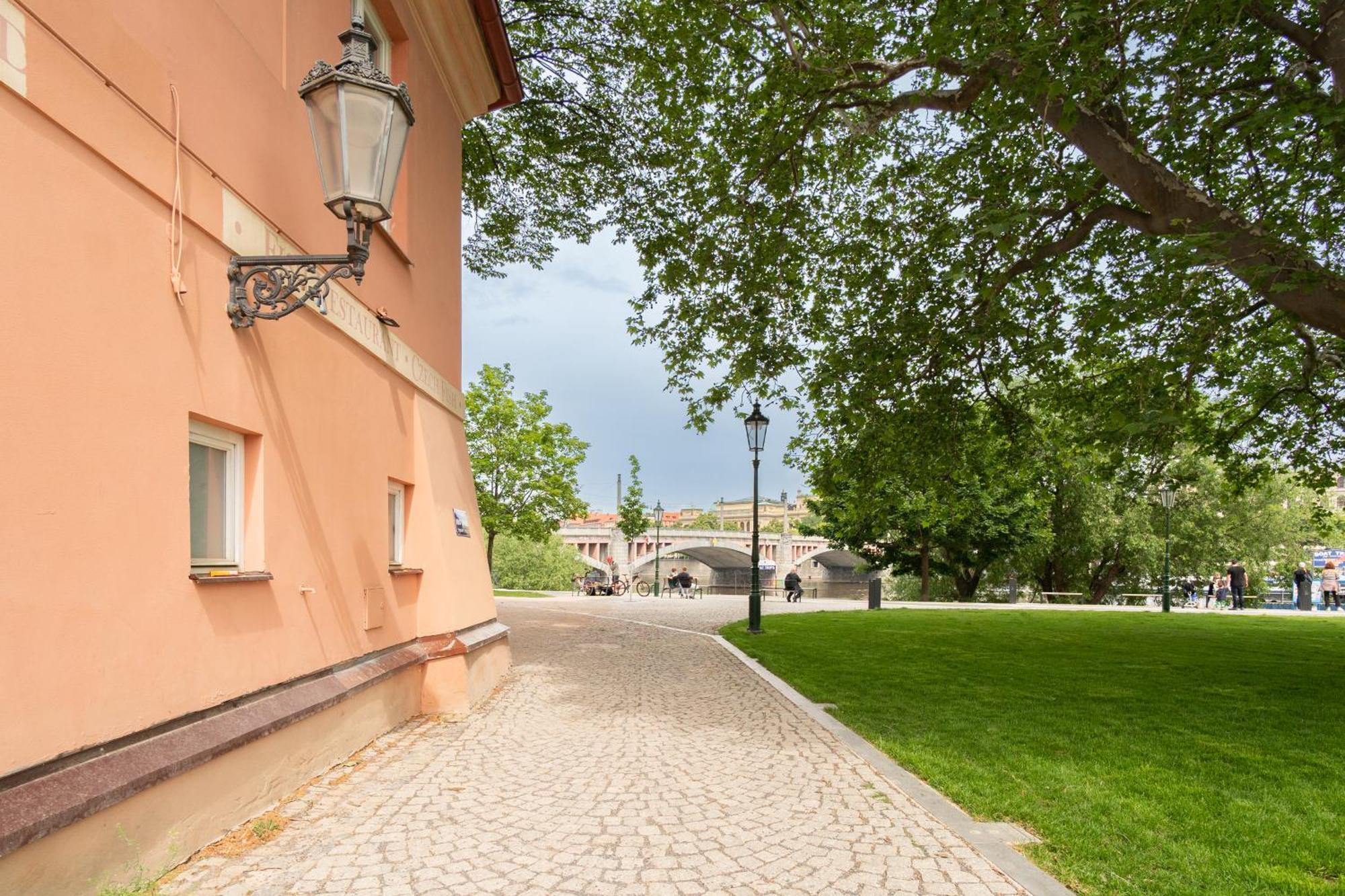 River View Apartment Prag Exteriör bild